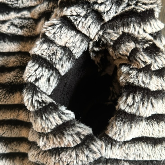 Widgeon faux fur Zip Up Hooded vest Jacket size Large - Picture 3 of 5